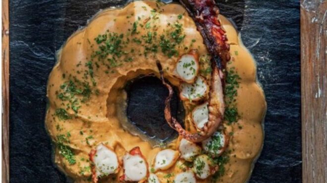 φάβα-από-κόκκινες-φακές-με-ψητό-χταπόδ-564092395