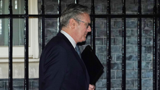 πυρά-κατά-της-κυβέρνησης-στάρμερ-σνο-564069691