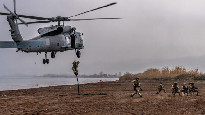 εντός-και-εκτός-αμερικανοί-φεύγουν-απ-564071842