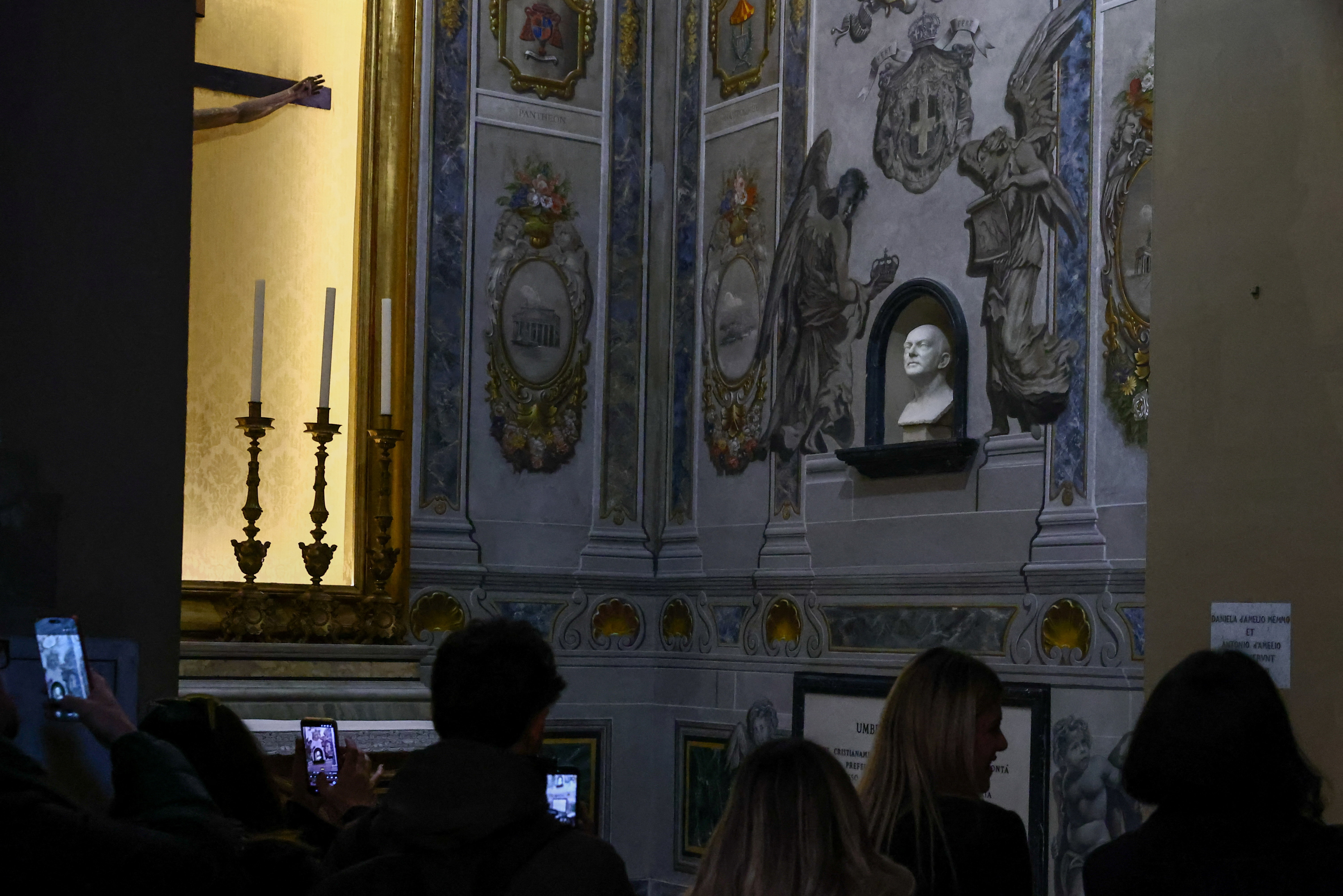 Ρώμη: Ερευνα για τη «φτερωτή Μελόνι» σε ιστορικό ναό-1