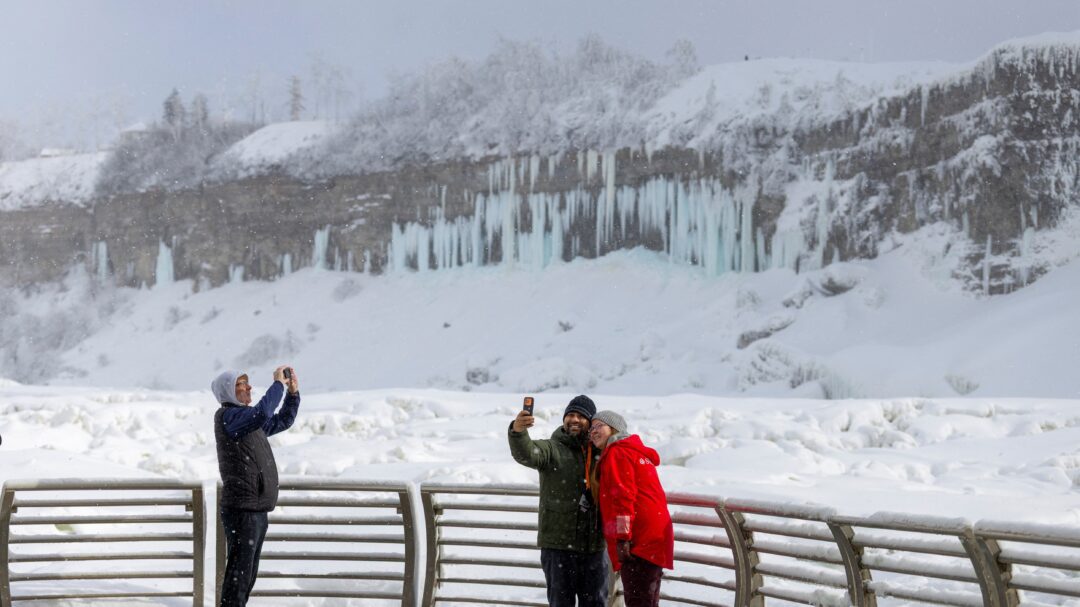 λευκό-υπερθέαμα-στους-παγωμένους-κατ-564057340