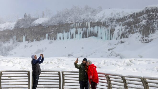 λευκό-υπερθέαμα-στους-παγωμένους-κατ-564057340