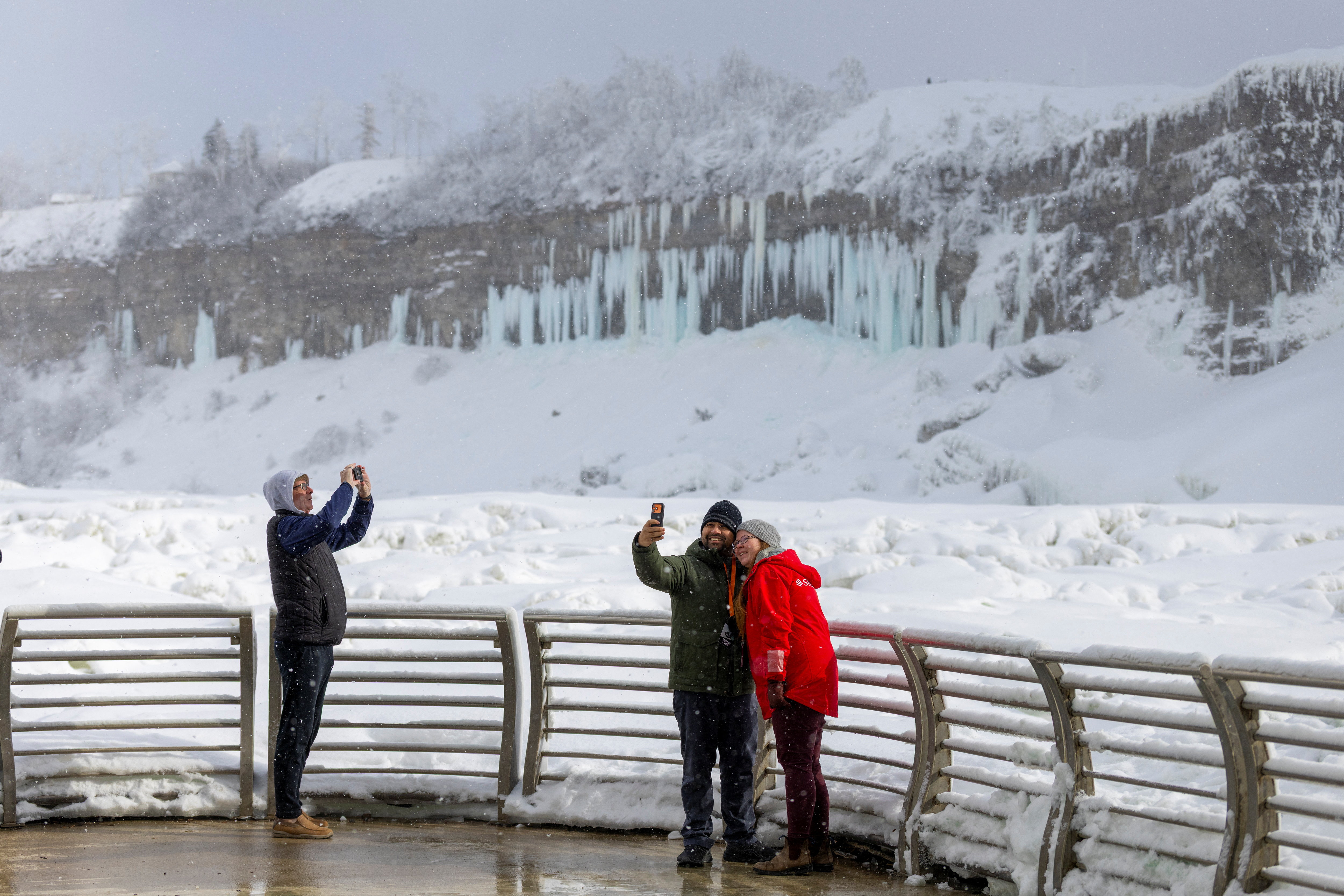 Λευκό υπερθέαμα στους παγωμένους καταρράκτες του Νιαγάρα-3