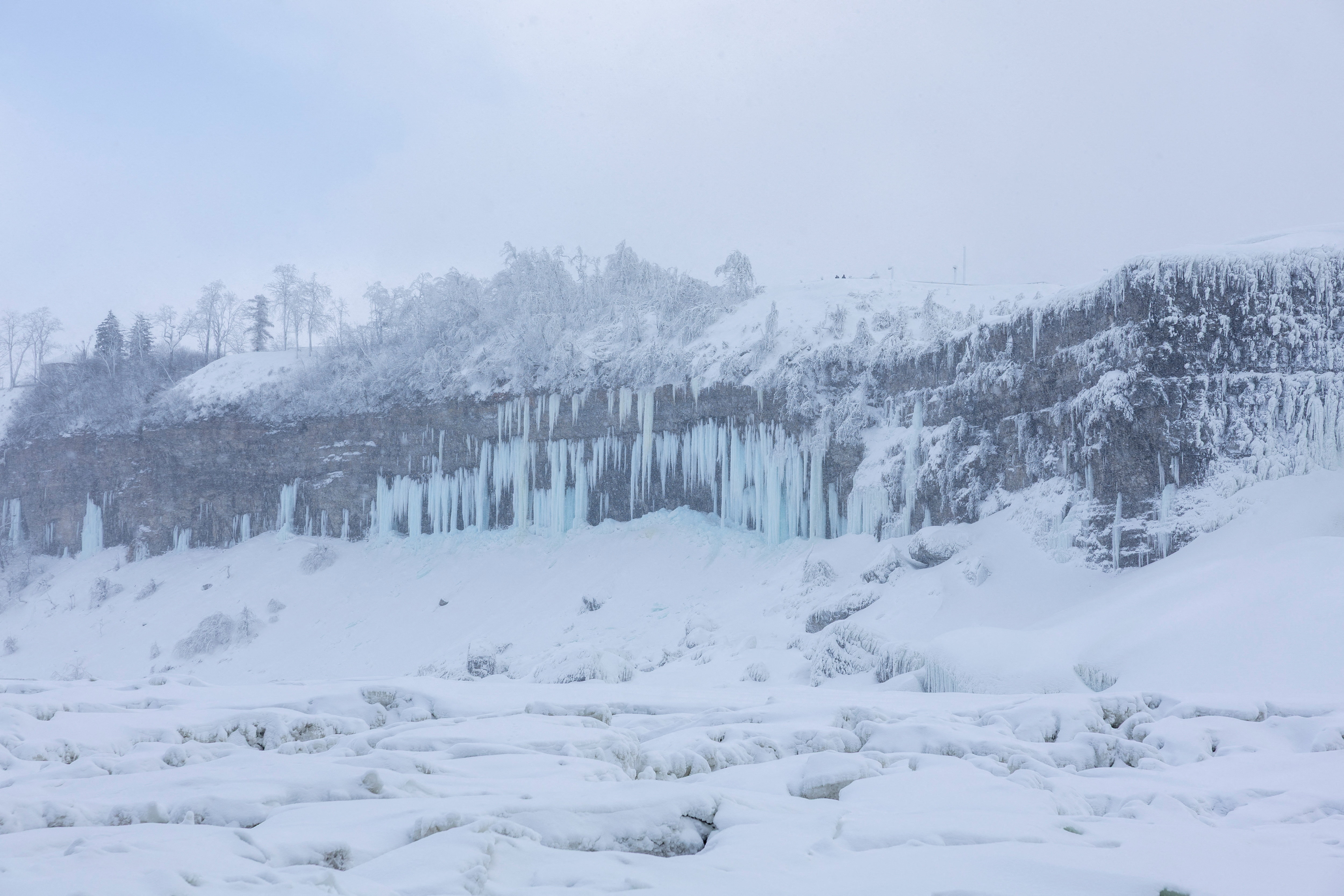 Λευκό υπερθέαμα στους παγωμένους καταρράκτες του Νιαγάρα-4