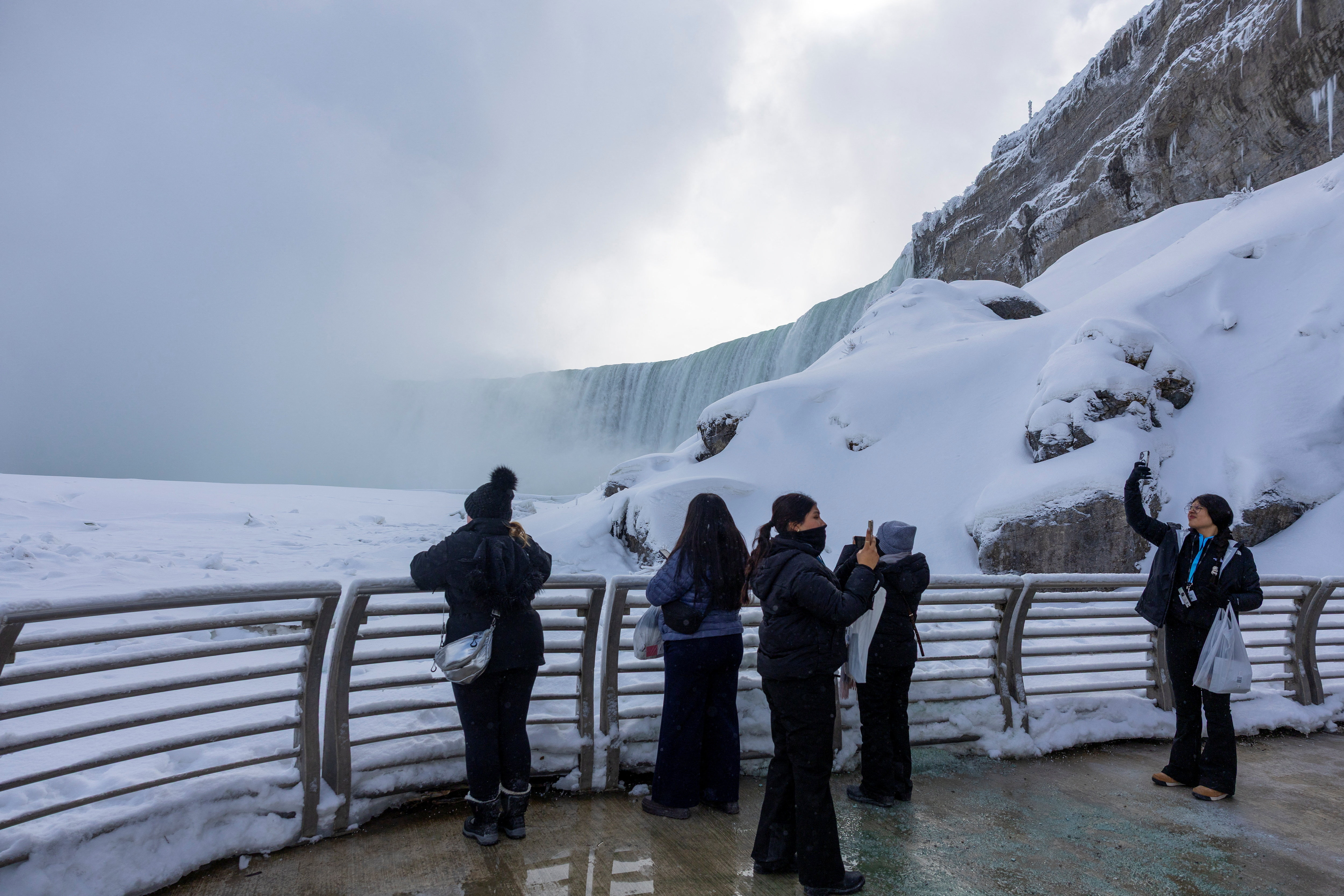 Λευκό υπερθέαμα στους παγωμένους καταρράκτες του Νιαγάρα-7