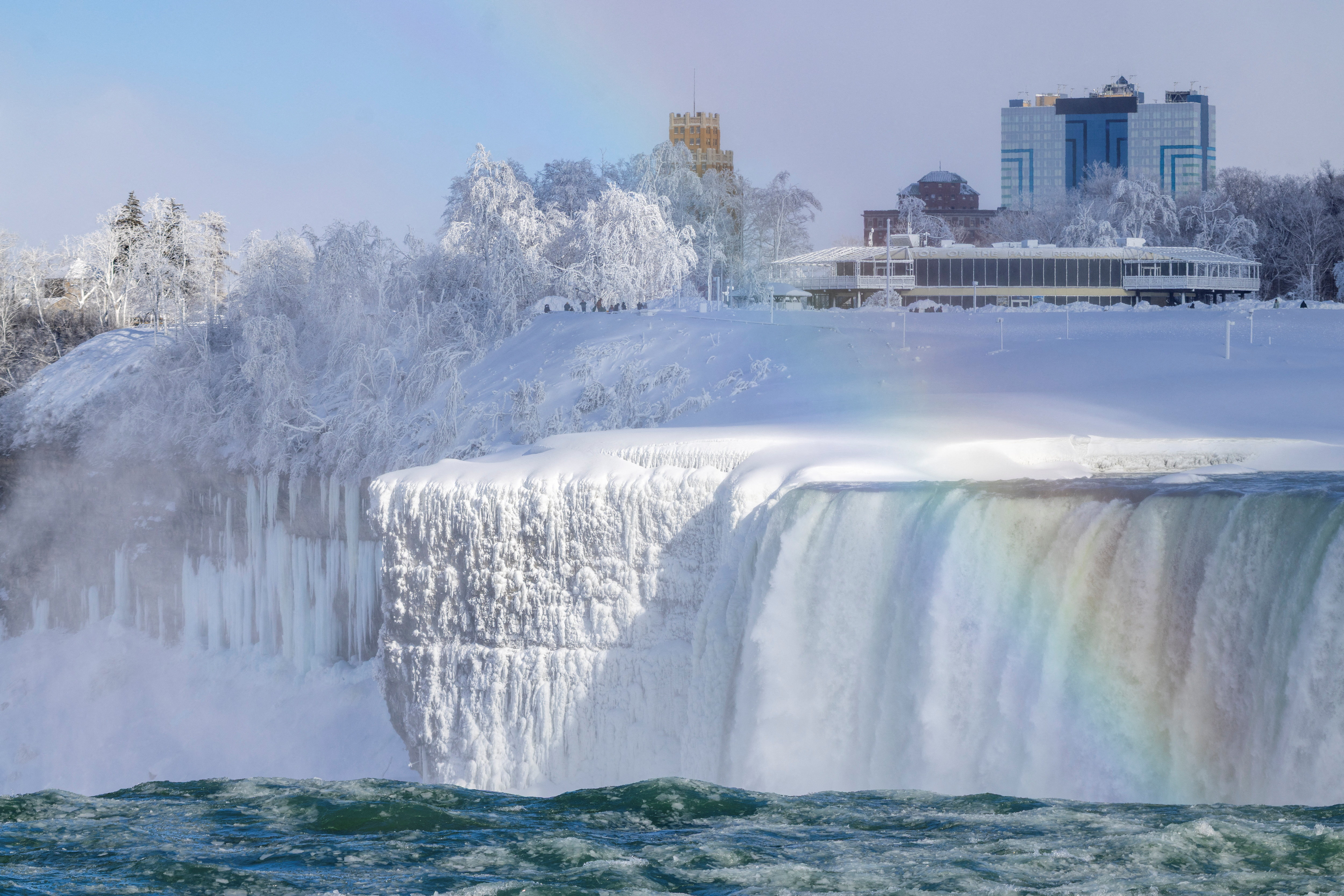 Λευκό υπερθέαμα στους παγωμένους καταρράκτες του Νιαγάρα-6