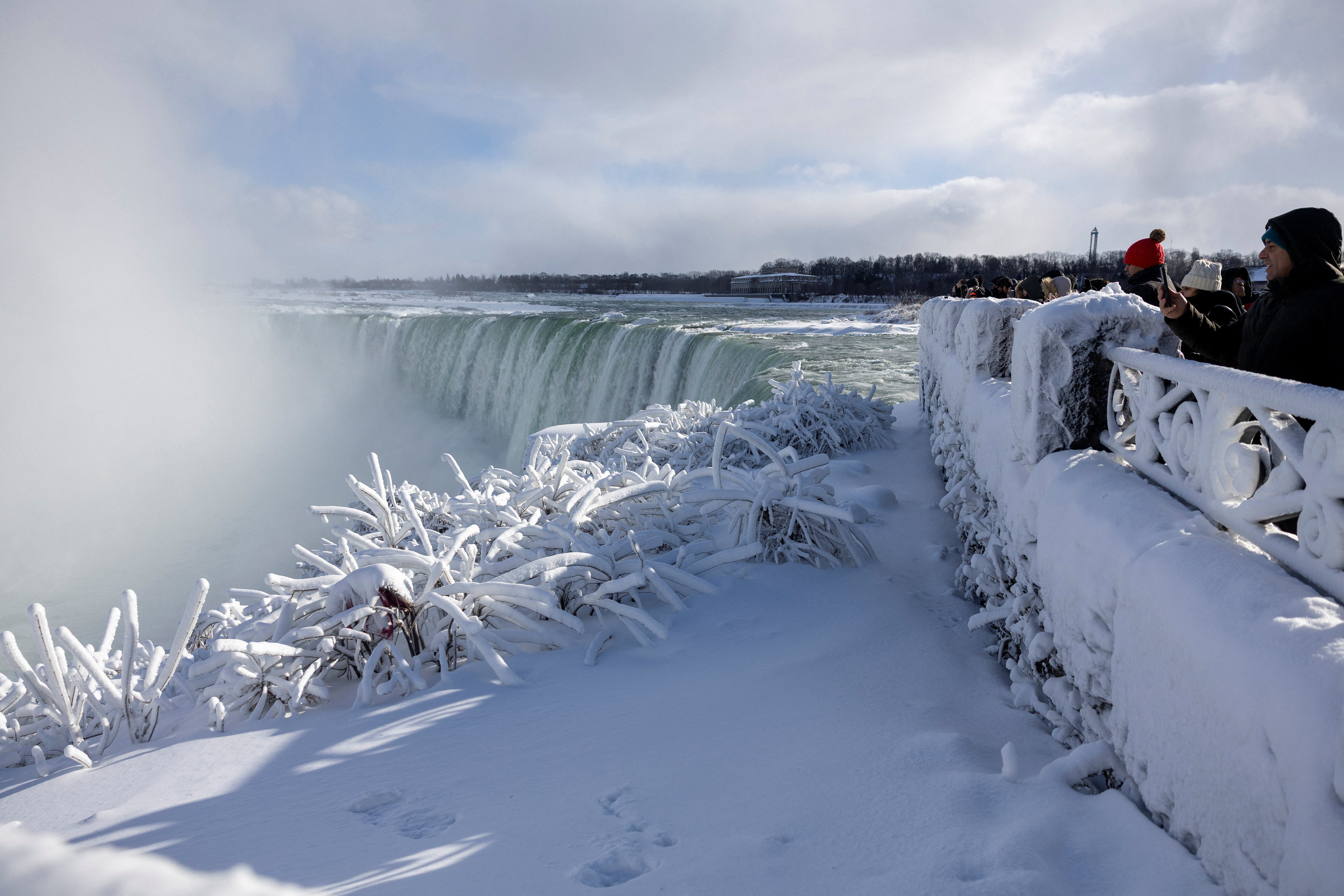 Λευκό υπερθέαμα στους παγωμένους καταρράκτες του Νιαγάρα-1