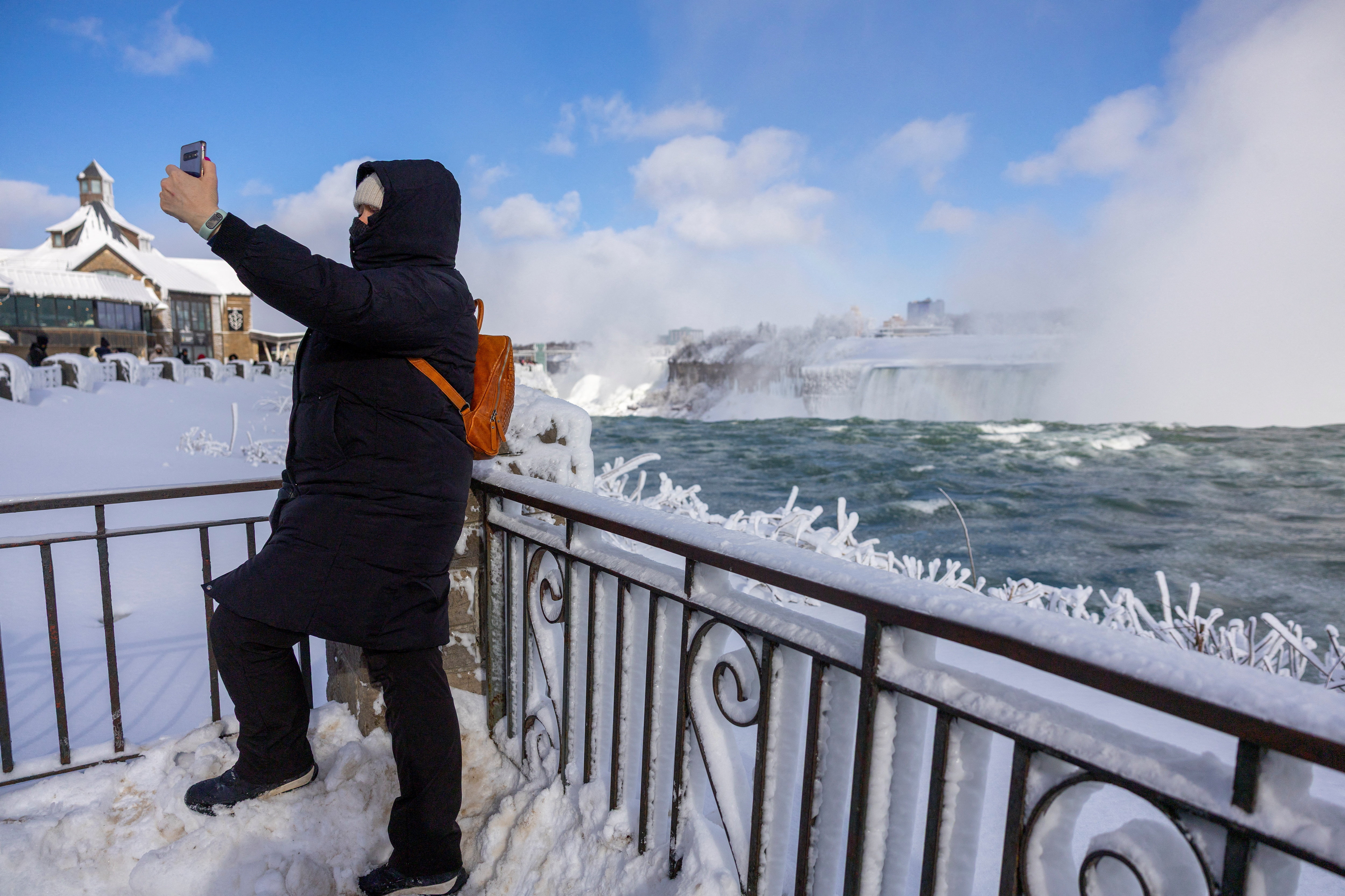 Λευκό υπερθέαμα στους παγωμένους καταρράκτες του Νιαγάρα-5