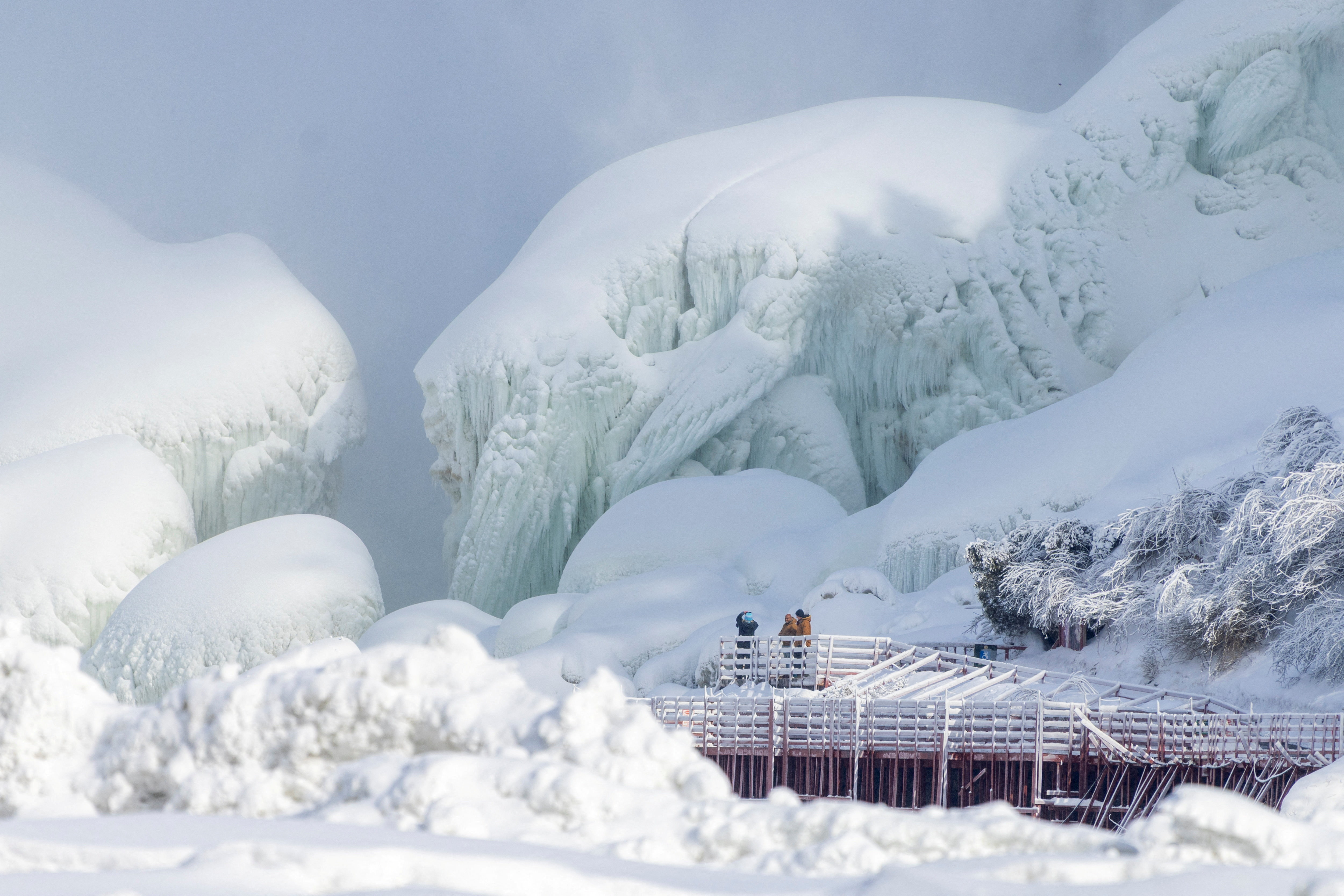 Λευκό υπερθέαμα στους παγωμένους καταρράκτες του Νιαγάρα-2