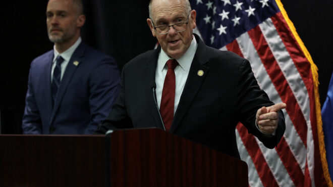 η-διοίκηση-τραμπ-αποσύρει-700-πράκτορες-564060241