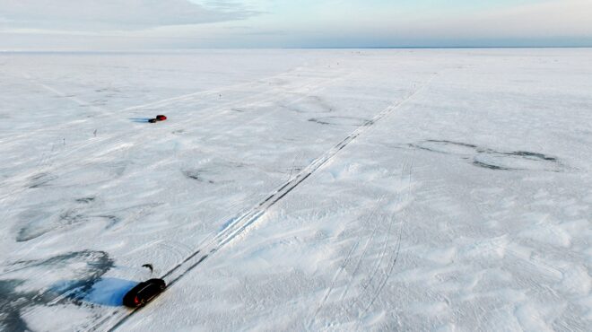 εσθονία-οδηγώντας-πάνω-στην-παγωμένη-564071950