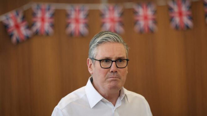 πυρά-κατά-της-κυβέρνησης-στάρμερ-σνο-564072211