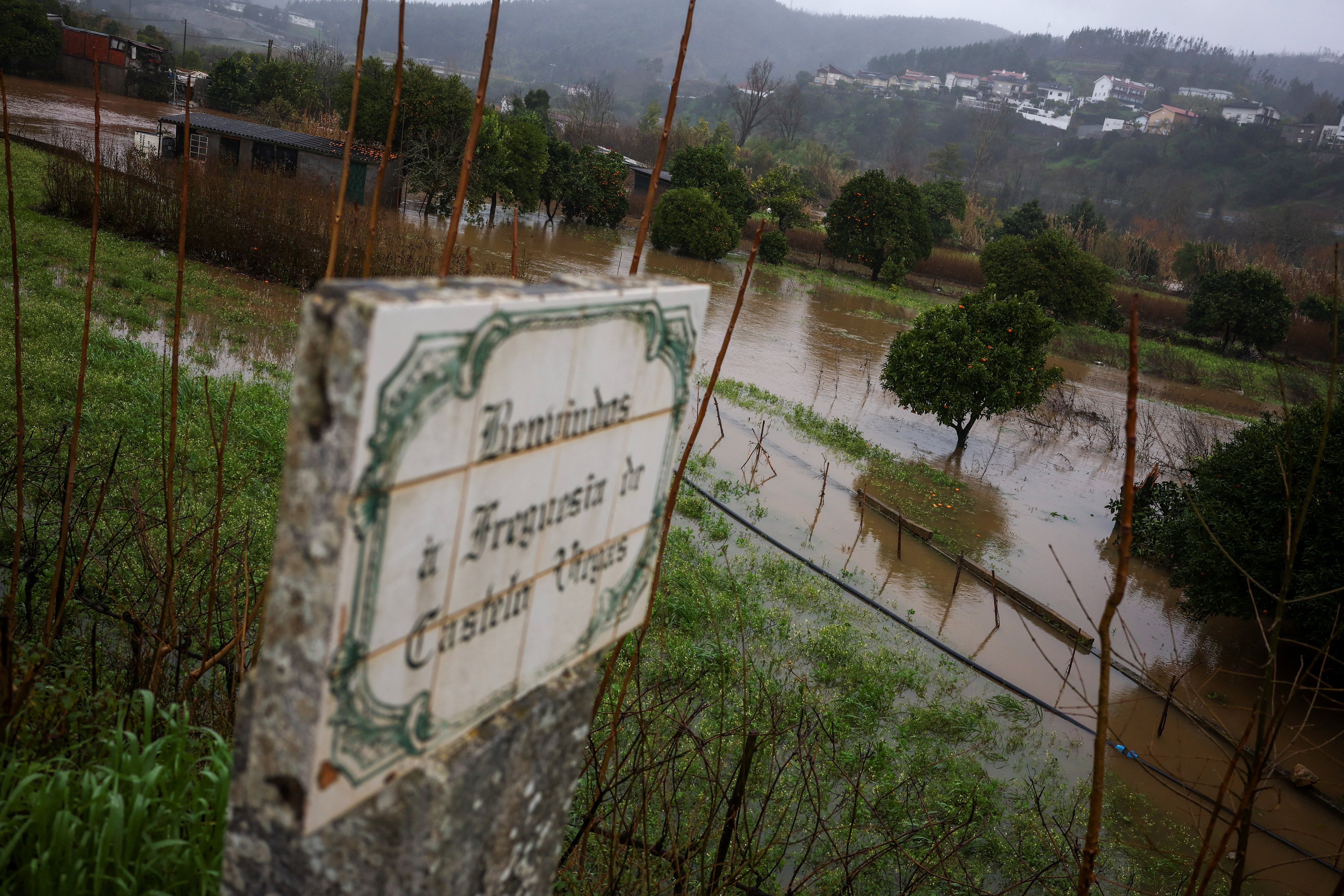 Νέα κακοκαιρία σαρώνει την Πορτογαλία – Χιλιάδες άνθρωποι απομακρύνθηκαν από τα σπίτια τους-3