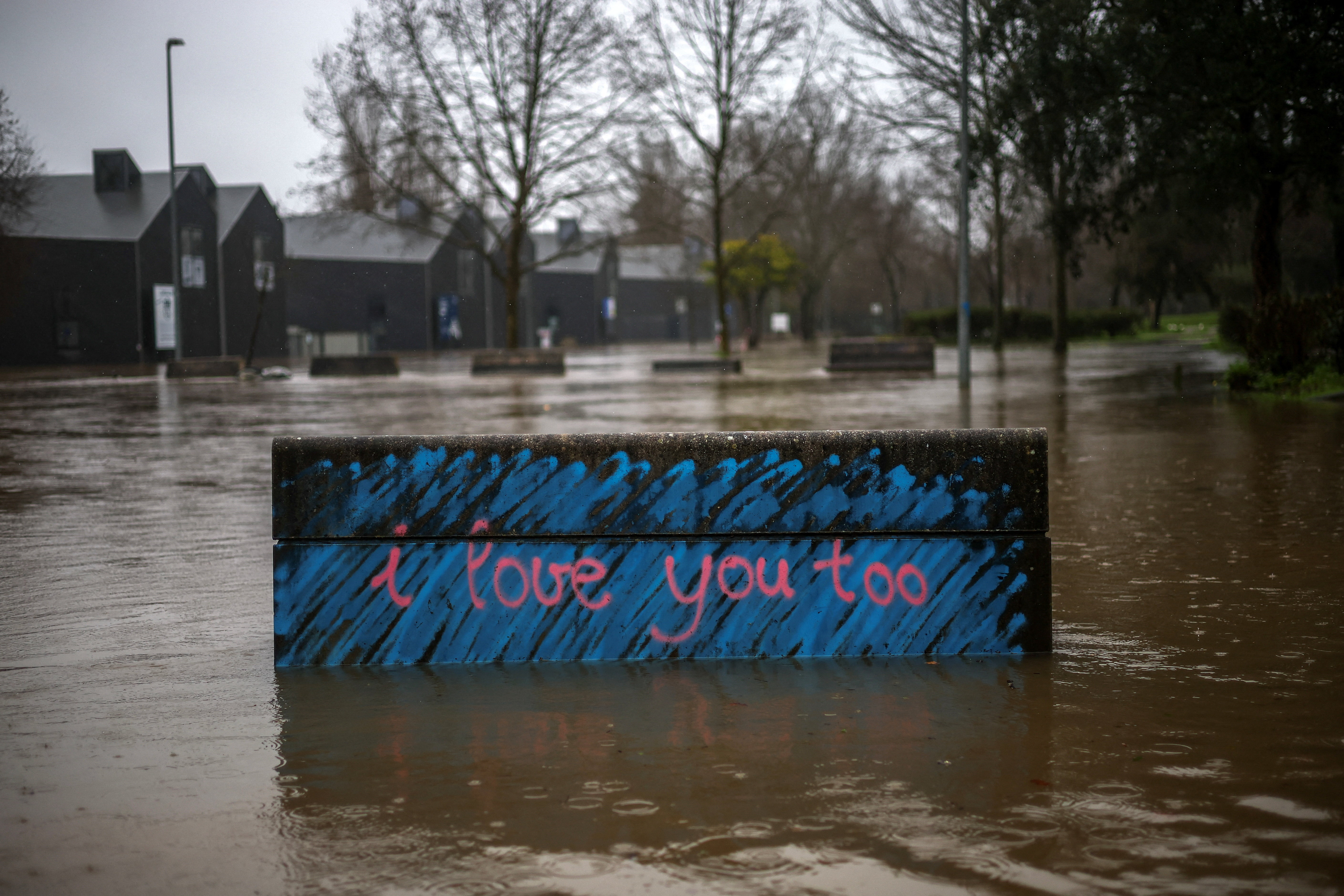 Νέα κακοκαιρία σαρώνει την Πορτογαλία – Χιλιάδες άνθρωποι απομακρύνθηκαν από τα σπίτια τους-2