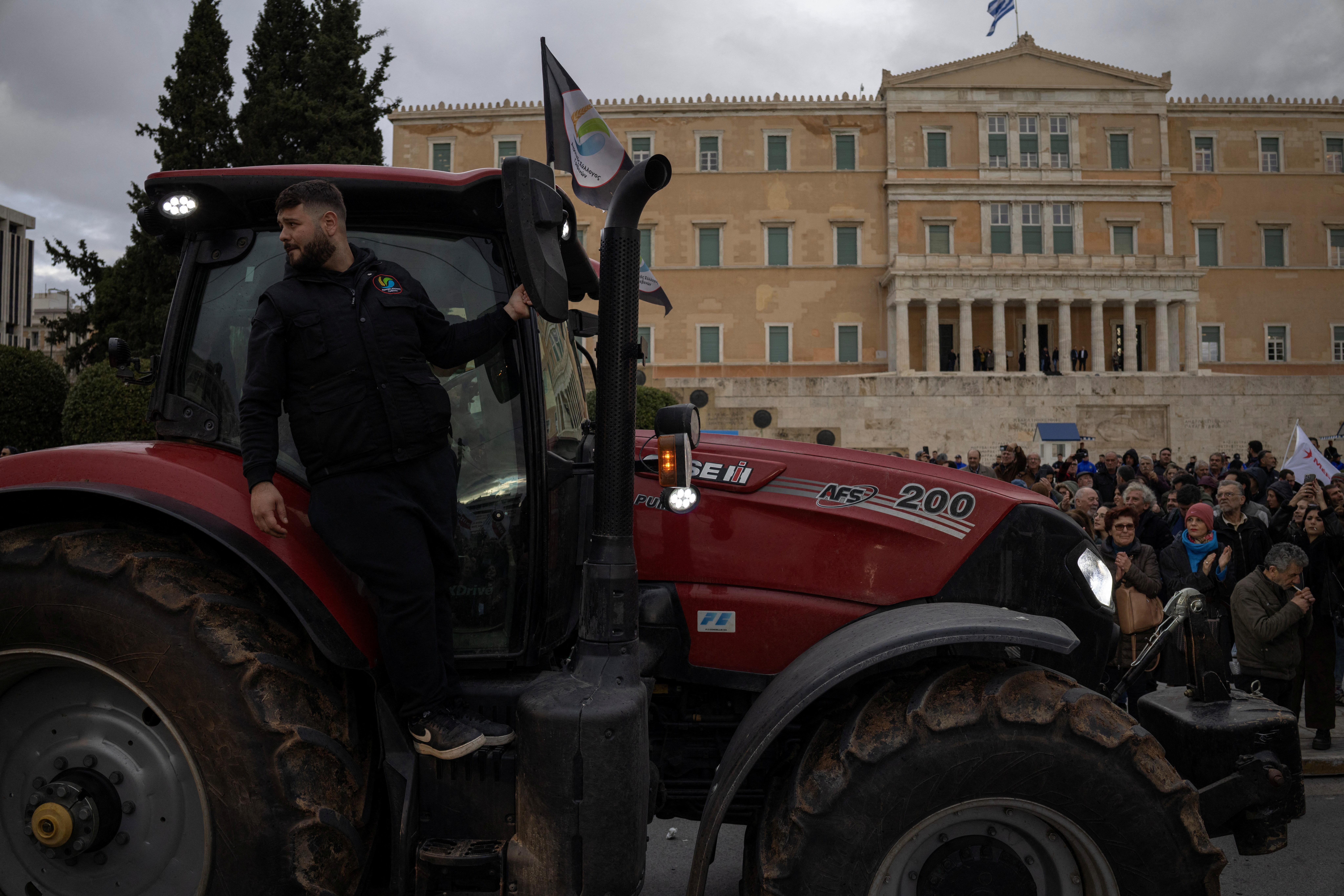 Οι αγρότες έστειλαν μήνυμα συνέχισης του αγώνα – Διανυκτερεύουν με τα τρακτέρ στο Σύνταγμα-7