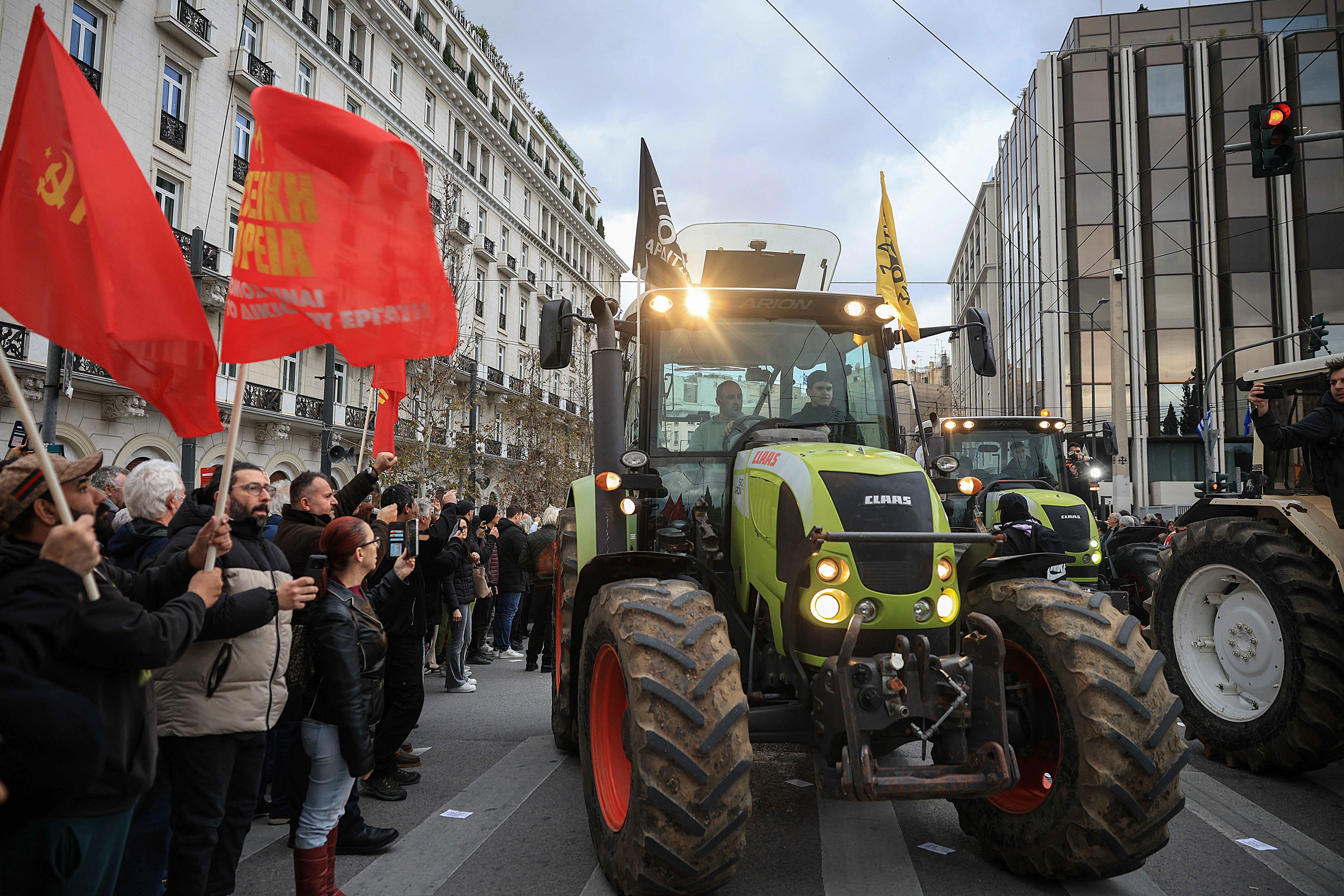 Οι αγρότες έστειλαν μήνυμα συνέχισης του αγώνα – Διανυκτερεύουν με τα τρακτέρ στο Σύνταγμα-4