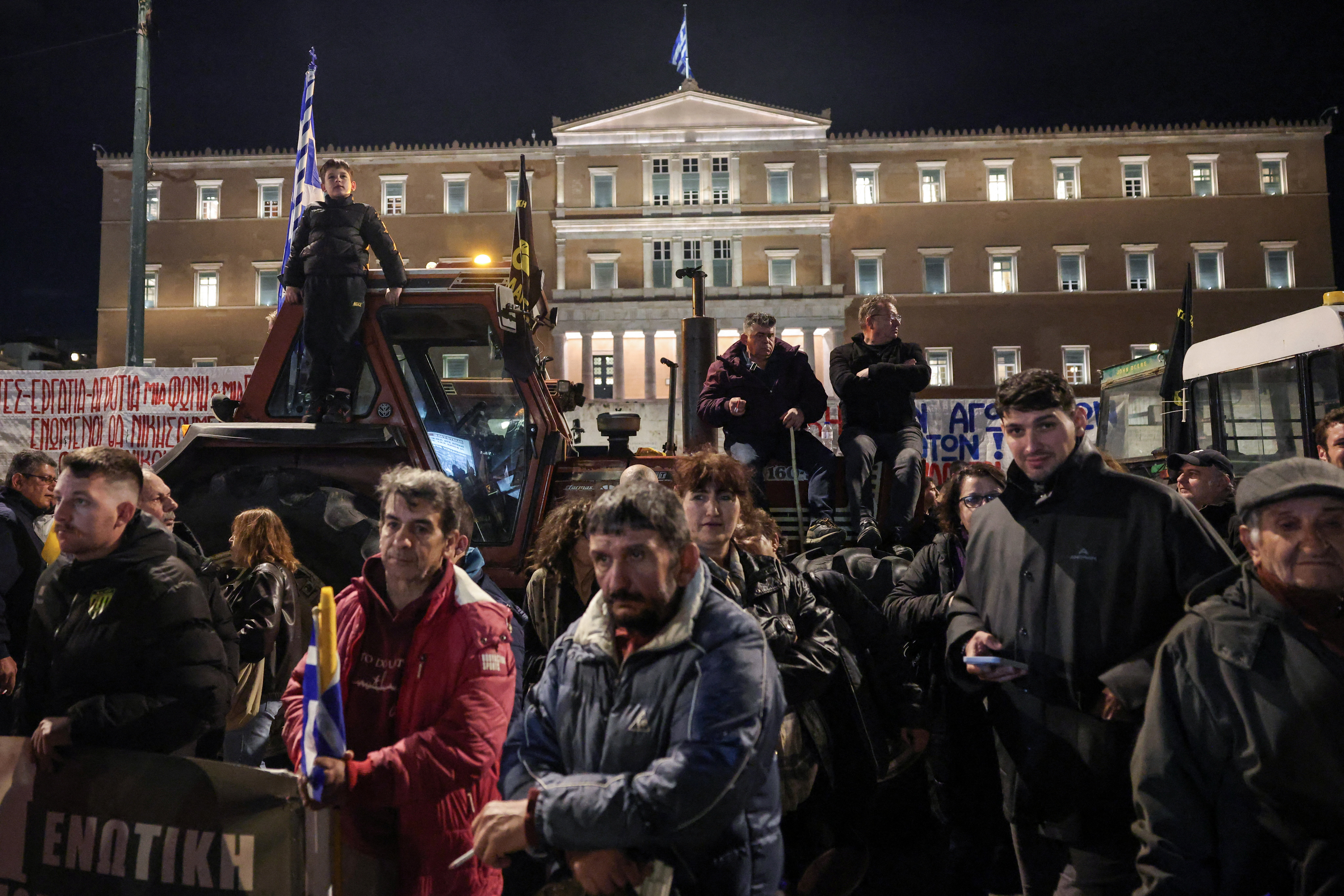 Οι αγρότες έστειλαν μήνυμα συνέχισης του αγώνα – Διανυκτερεύουν με τα τρακτέρ στο Σύνταγμα-3