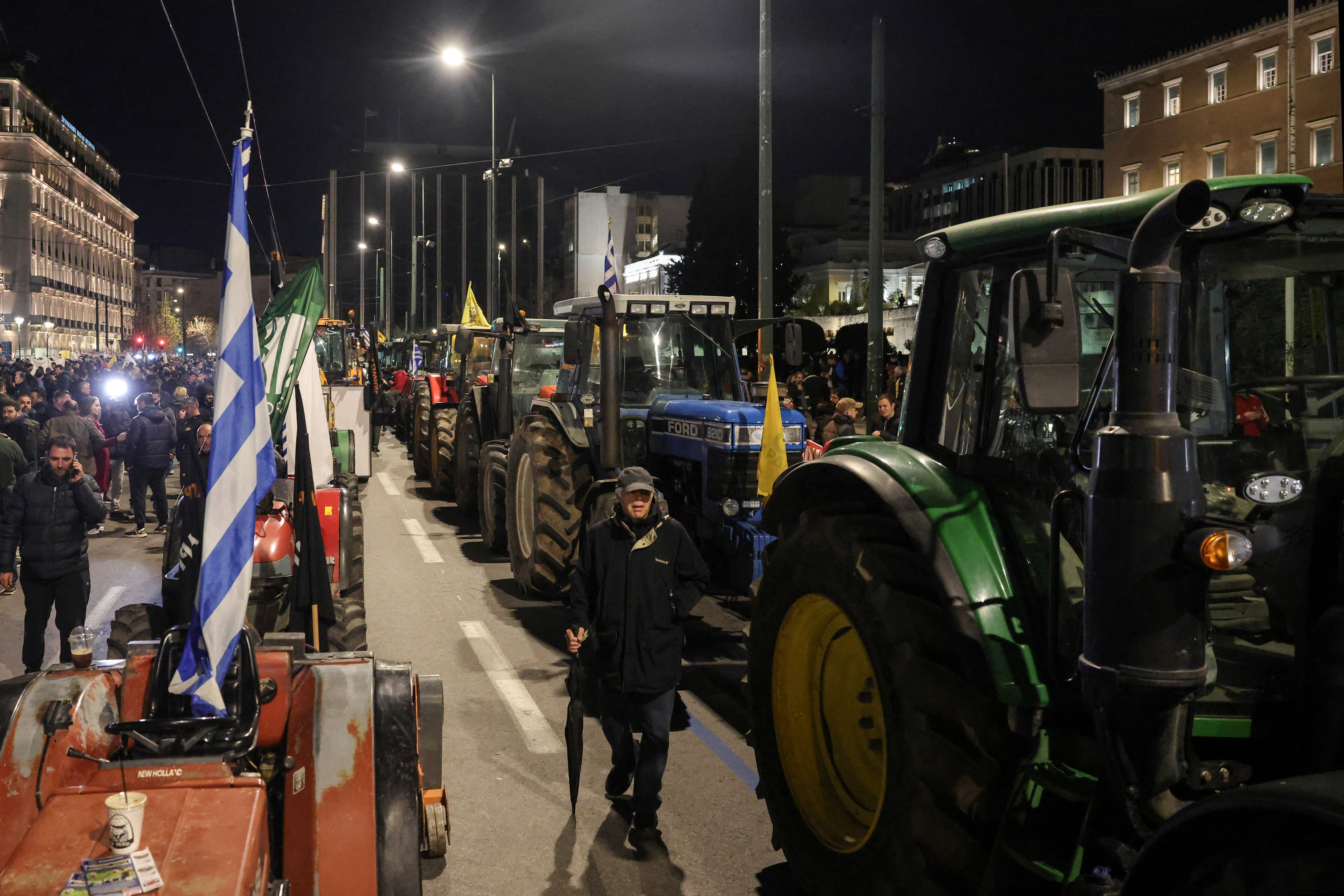 Οι αγρότες έστειλαν μήνυμα συνέχισης του αγώνα – Διανυκτερεύουν με τα τρακτέρ στο Σύνταγμα-2