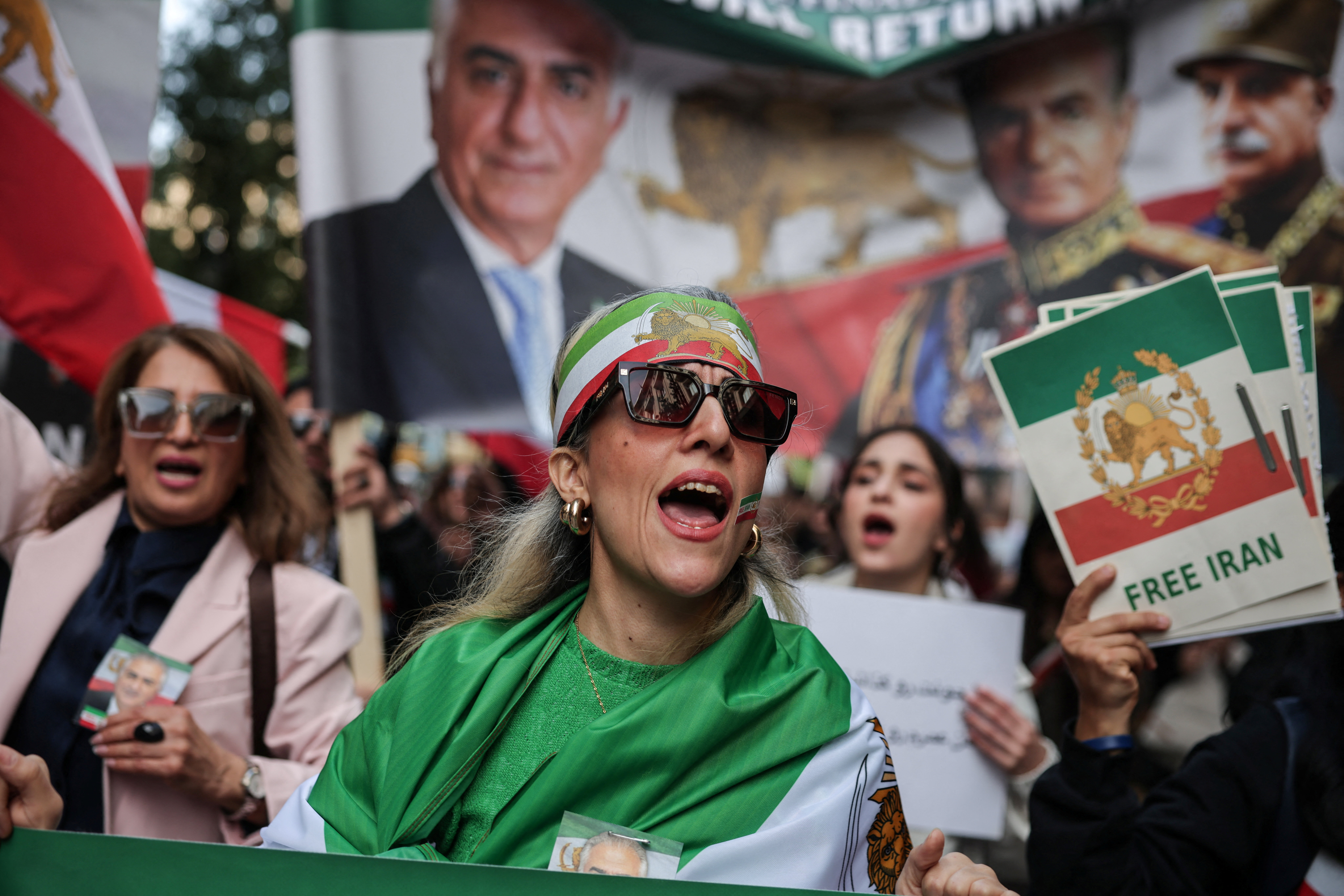 Διαδηλώσεις Ιρανών κατά του καθεστώτος της Τεχεράνης (βίντεο – φωτογραφίες)-1