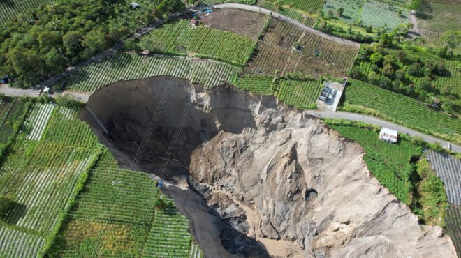 ινδονησία-τεράστια-καταβόθρα-κατάπ-564081991