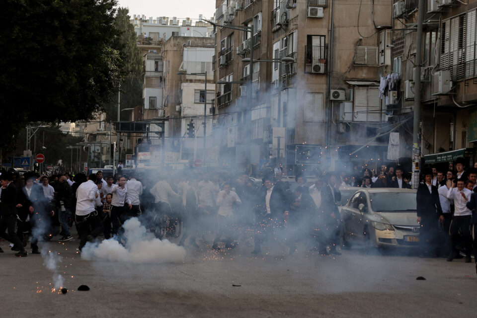Ισραήλ: Αστυνομικοί φυγάδευσαν γυναίκες των IDF που κυνηγούσαν υπερορθόδοξοι Εβραίοι-1