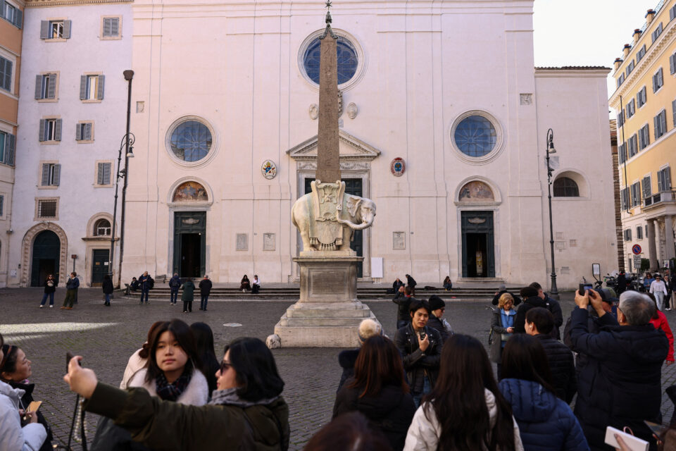 Βανδάλισαν διάσημο γλυπτό του Μπερνίνι στη Ρώμη – «Πράξη βαρβαρότητας»-1