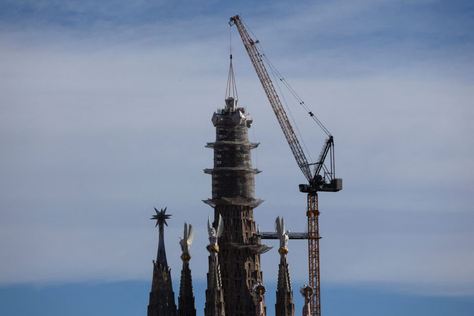 Η Sagrada Familia έγινε, επιτέλους, το ψηλότερο κτίριο της Βαρκελώνης-3