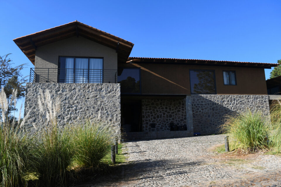 Μέσα στο τελευταίο καταφύγιο του «Ελ Μέντσο» – Εικόνες από την πολυτελή βίλα στο δάσος-9