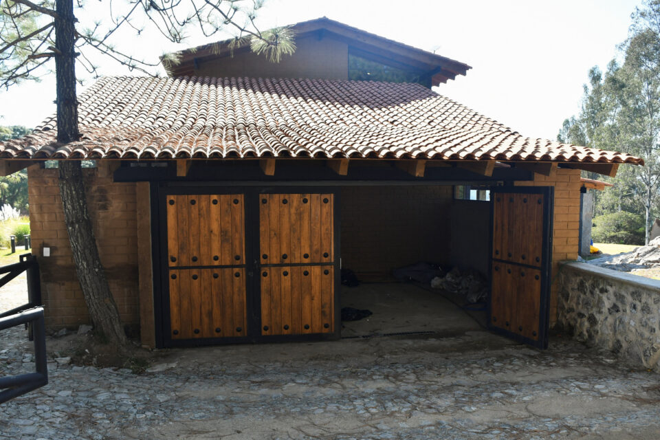 Μέσα στο τελευταίο καταφύγιο του «Ελ Μέντσο» – Εικόνες από την πολυτελή βίλα στο δάσος-5