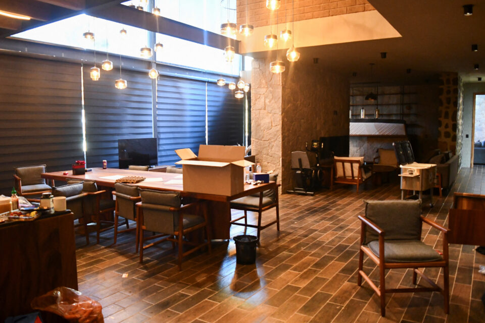 Μέσα στο τελευταίο καταφύγιο του «Ελ Μέντσο» – Εικόνες από την πολυτελή βίλα στο δάσος-2