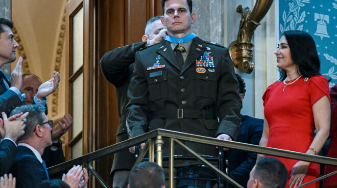 ο-τραμπ-τίμησε-τον-πιλότο-που-δέχθηκε-4-564095950