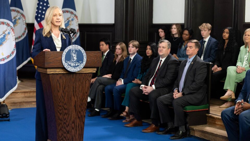 Αμπιγκεϊλ Σπάνμπεργκερ: Το ανερχόμενο αστέρι των Δημοκρατικών και η απάντηση στην ομιλία Τραμπ-2