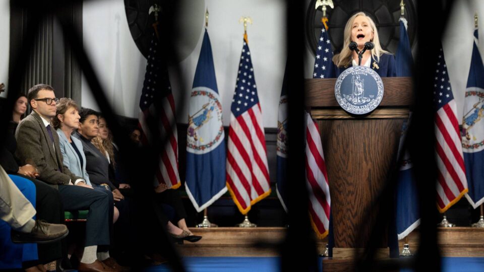 Αμπιγκεϊλ Σπάνμπεργκερ: Το ανερχόμενο αστέρι των Δημοκρατικών και η απάντηση στην ομιλία Τραμπ-1