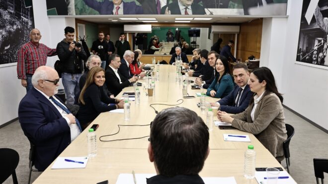 πασοκ-ζάλη-σε-περιστρεφόμενη-πόρτα-564077968