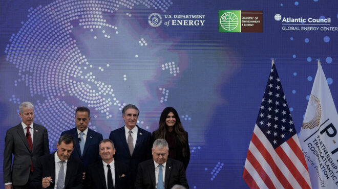 οι-ηπα-ζεσταίνουν-τον-κάθετο-διάδρο-564067141