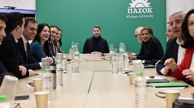 πασοκ-ζάλη-σε-περιστρεφόμενη-πόρτα-564077251