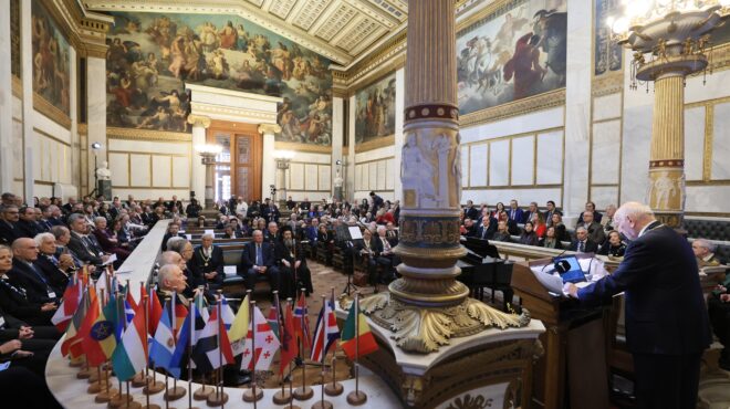 αποκωδικοποιώντας-τα-αρχαία-κείμενα-564069331