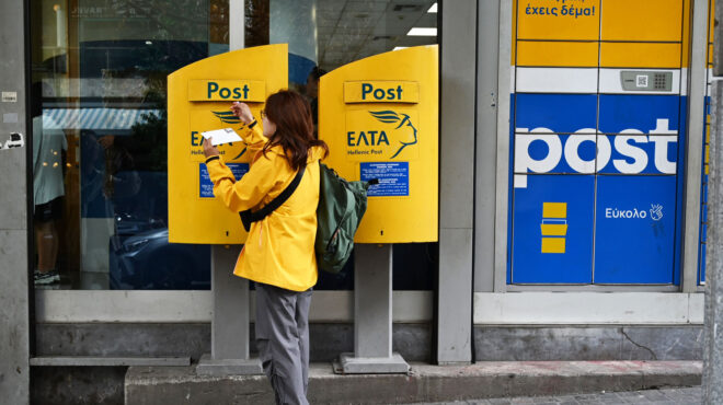 ελτα-με-το-βλέμμα-στο-γραμματοκιβώτιο-564071908
