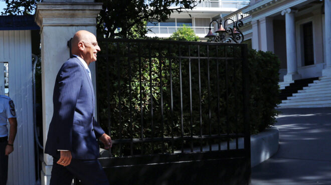 θεωρείο-ο-δένδιας-στον-πρωινό-καφέ-564090790