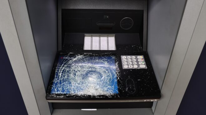 επίθεση-κουκουλοφόρων-σε-ατμ-στην-πατ-564055495