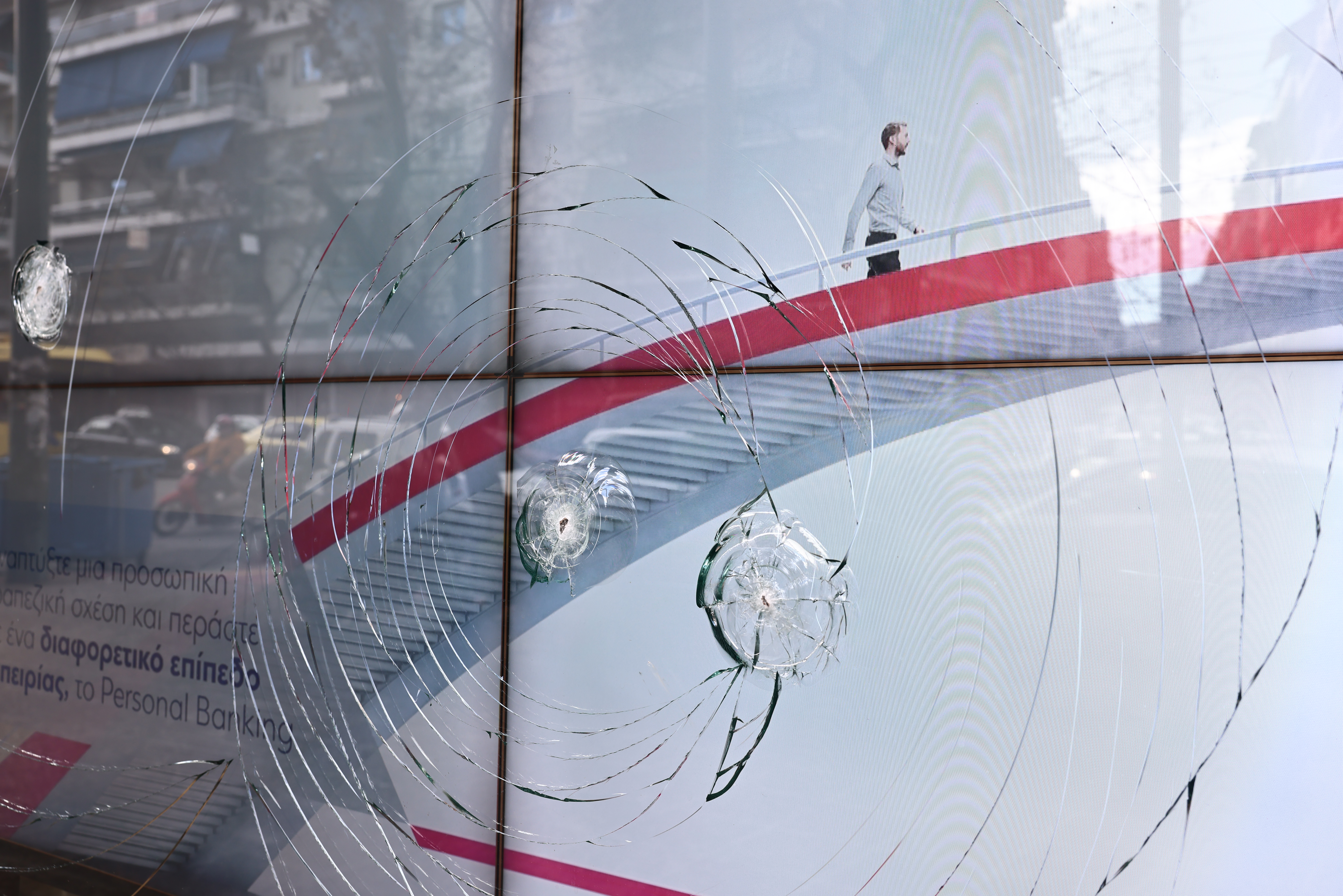 Επίθεση κουκουλοφόρων σε ΑΤΜ στην Πατησίων – Τέσσερις προσαγωγές-1