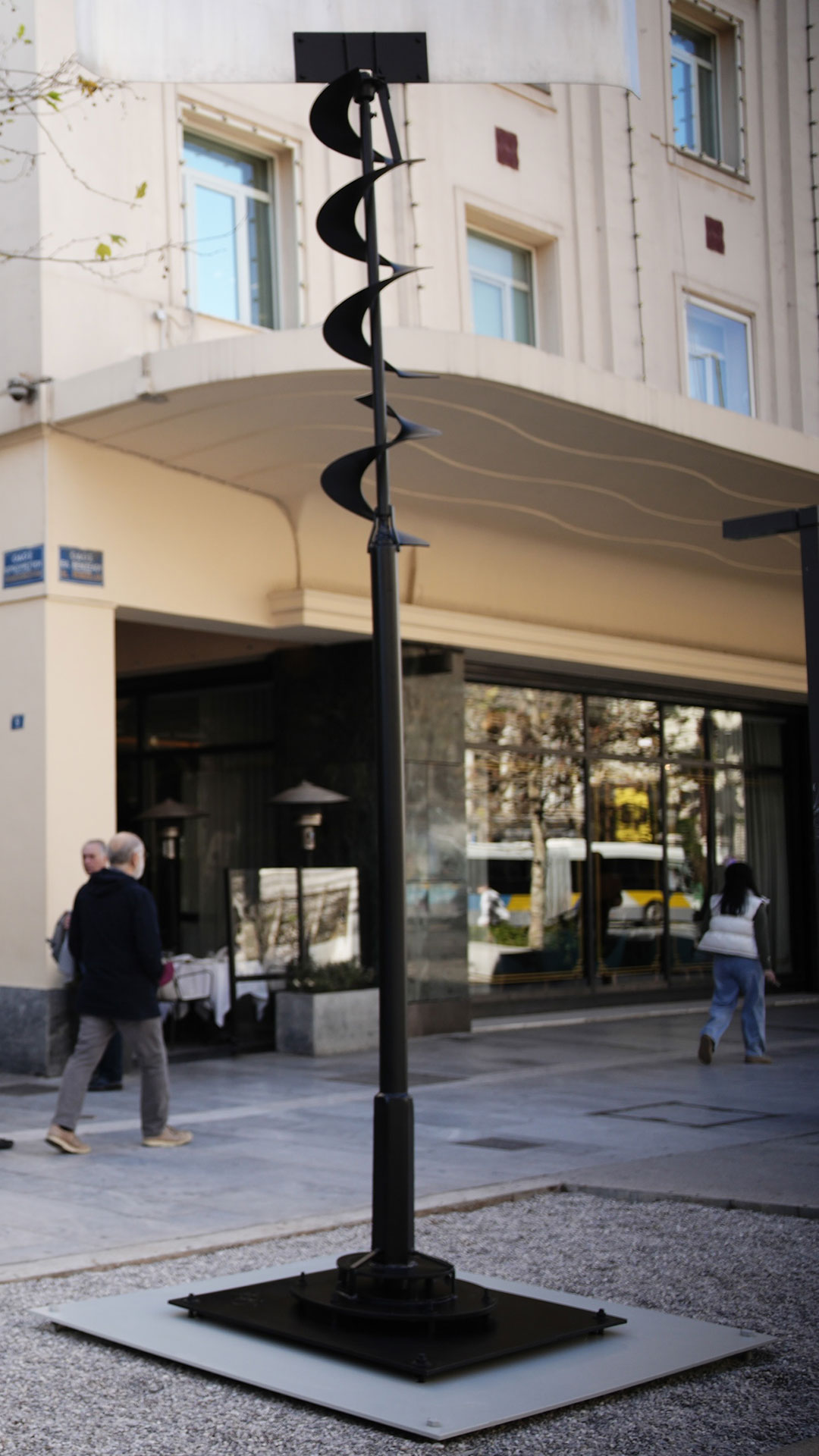 Στην καρδιά της Αθήνας το εμβληματικό έργο «Αιολικό» του γλύπτη Takis-3