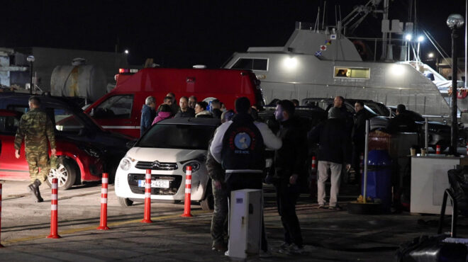 χίος-ανέλκυση-του-ταχύπλοου-που-μετέφ-564082165