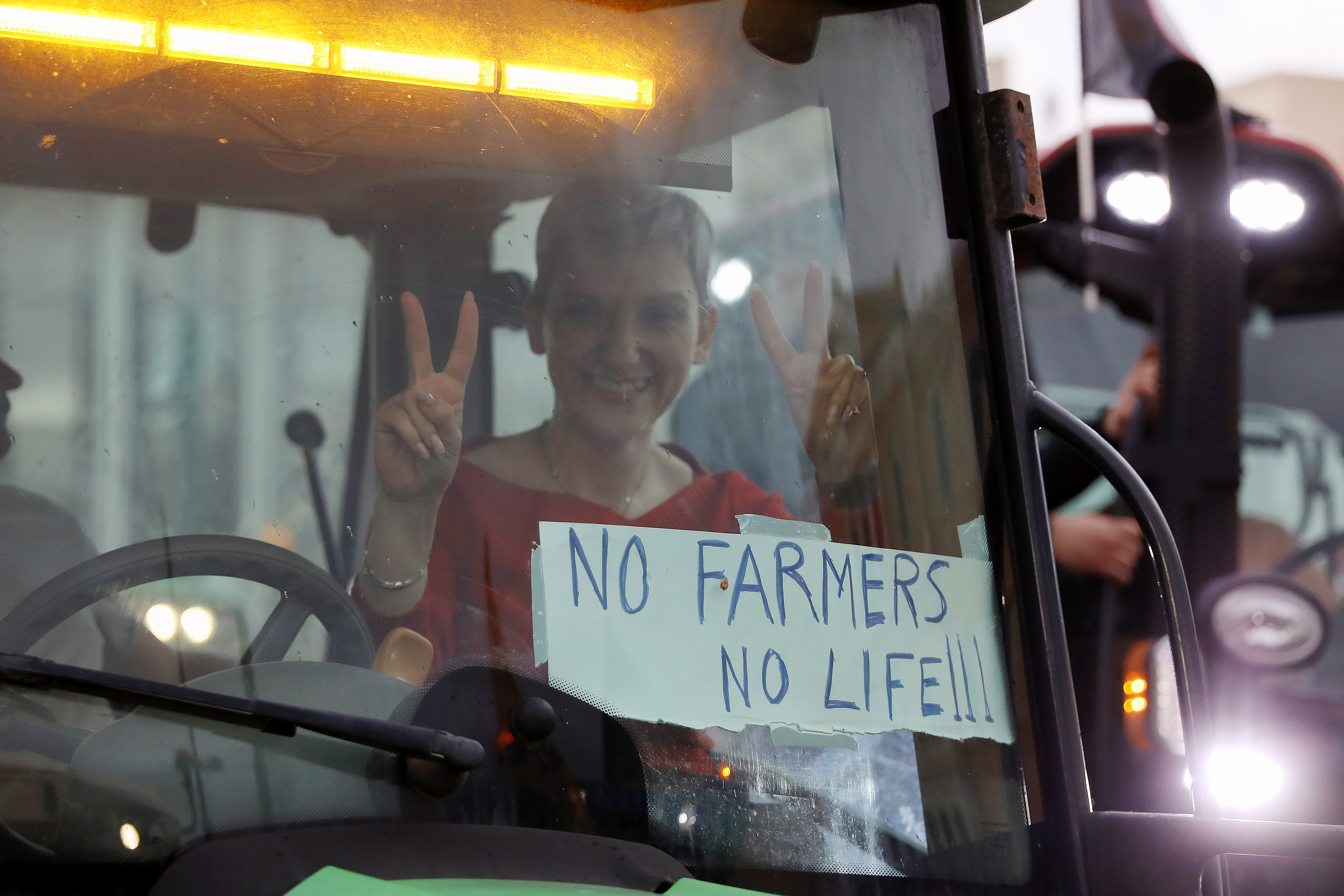 Οι αγρότες έστειλαν μήνυμα συνέχισης του αγώνα – Διανυκτερεύουν με τα τρακτέρ στο Σύνταγμα-8