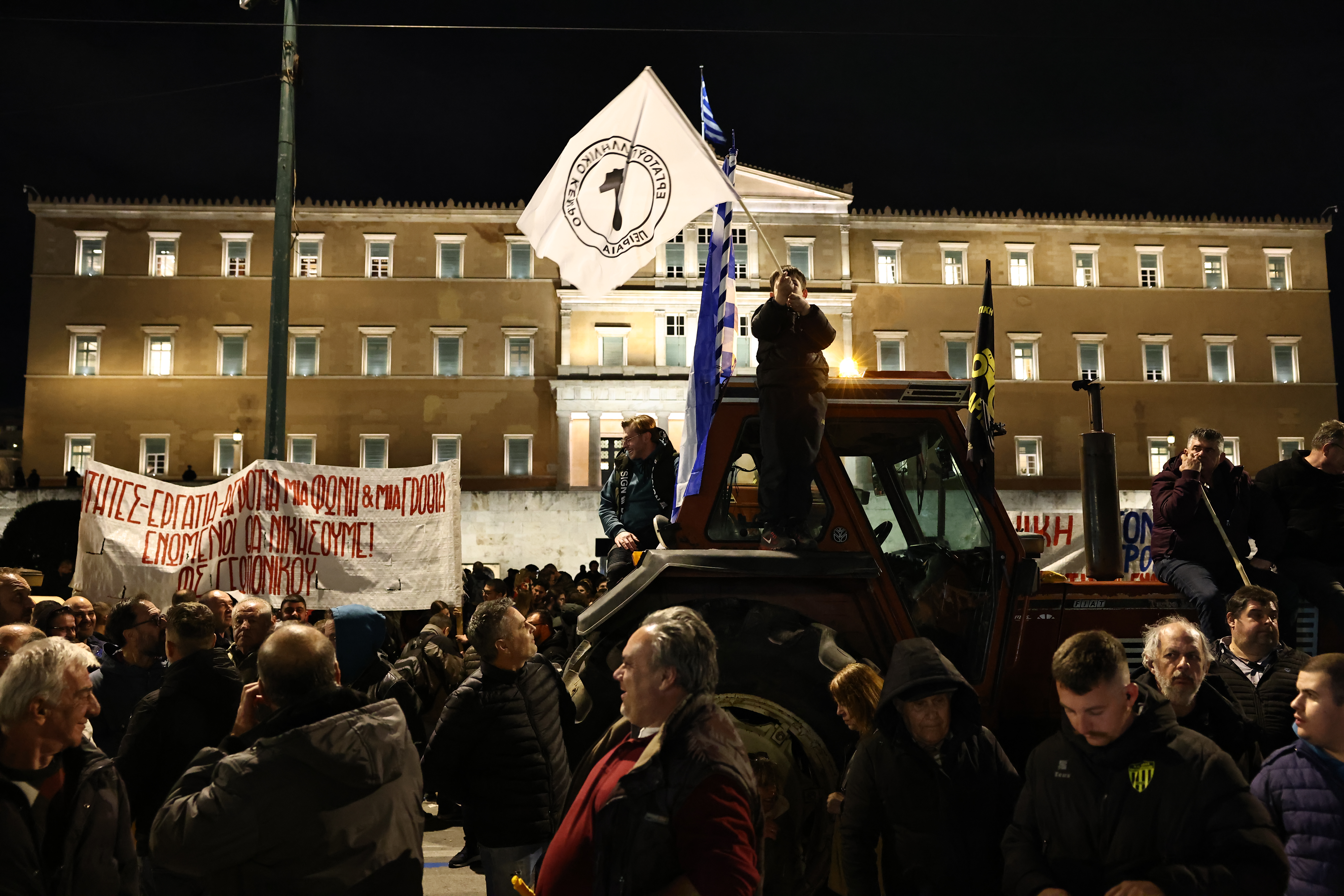 Οι αγρότες έστειλαν μήνυμα συνέχισης του αγώνα – Διανυκτερεύουν με τα τρακτέρ στο Σύνταγμα-1