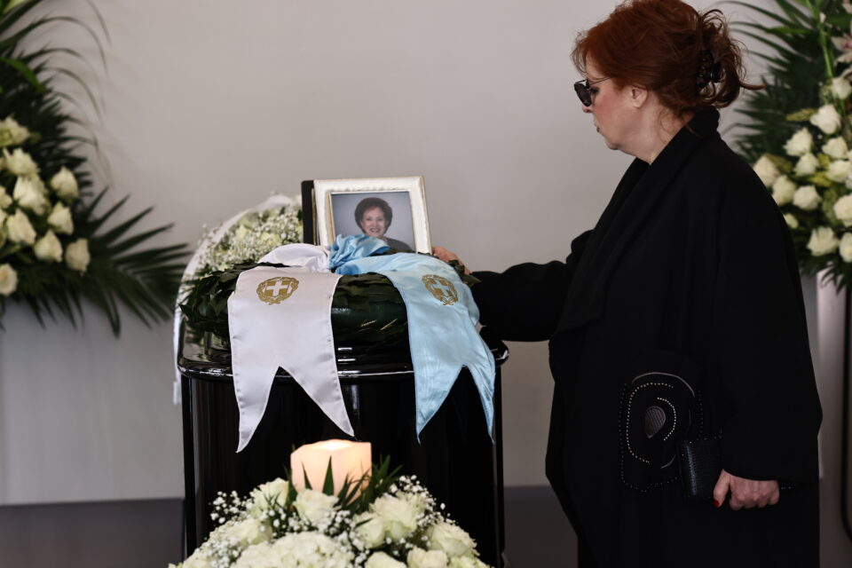 Αννα Ψαρούδα-Μπενάκη: Στο Α΄ Νεκροταφείο το «τελευταίο αντίο»-10