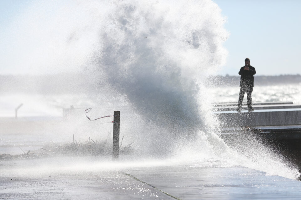Θεσσαλονίκη: Η θάλασσα «εισέβαλε» στη στεριά – Θυελλώδεις άνεμοι-4