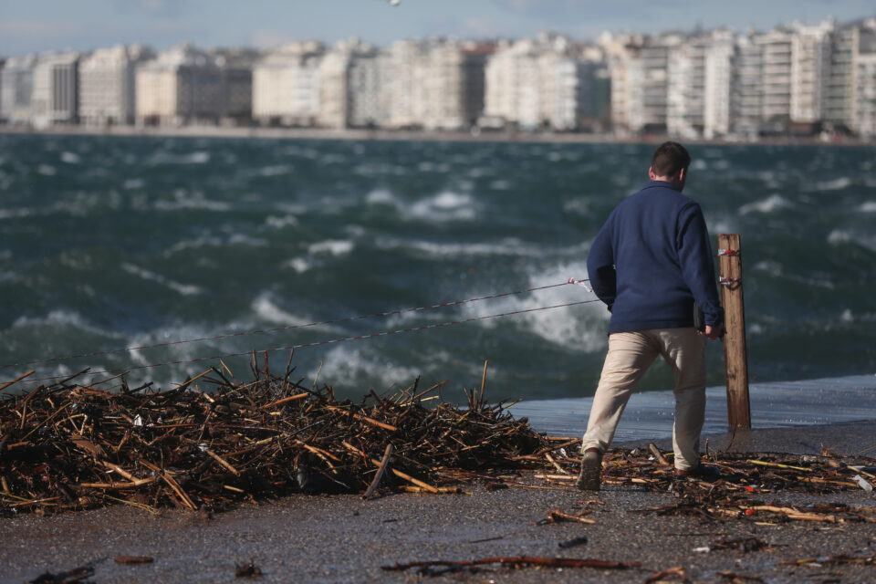 Θεσσαλονίκη: Η θάλασσα «εισέβαλε» στη στεριά – Θυελλώδεις άνεμοι-5