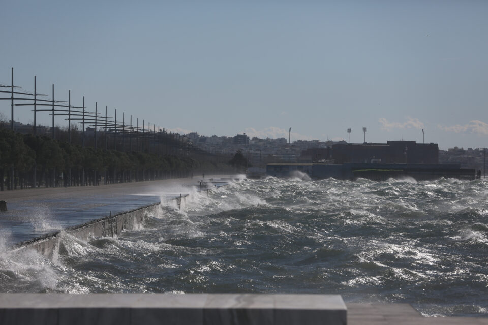 Θεσσαλονίκη: Η θάλασσα «εισέβαλε» στη στεριά – Θυελλώδεις άνεμοι-3