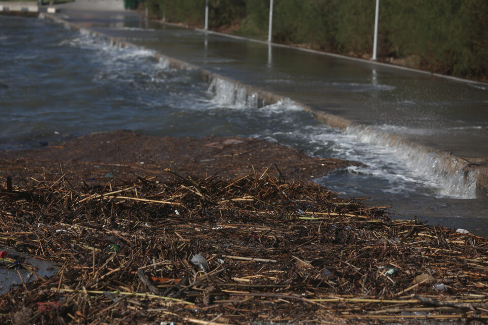 Θεσσαλονίκη: Η θάλασσα «εισέβαλε» στη στεριά – Θυελλώδεις άνεμοι-2